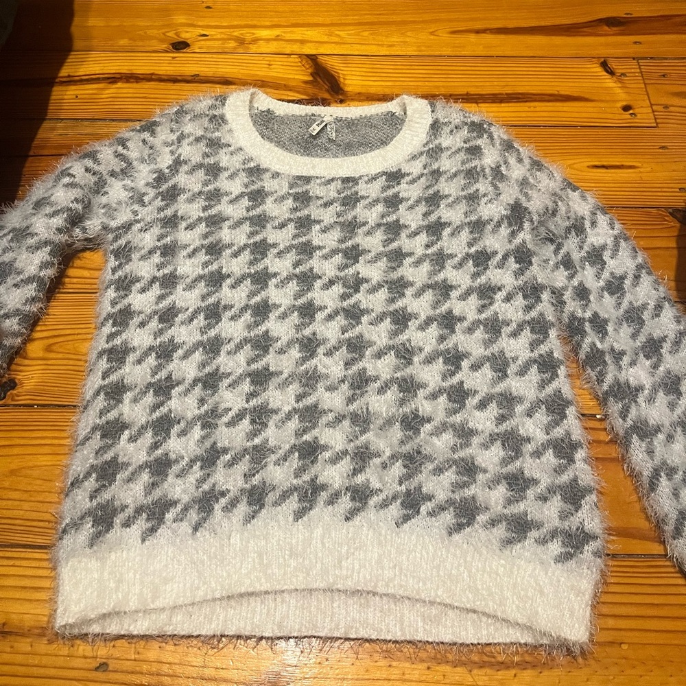 Mudd sweater. Size M. Worn a couple of times. Houndstooth.